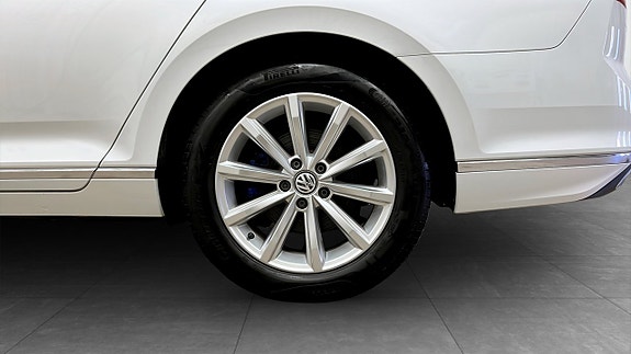 Volkswagen Passat 6 of 25