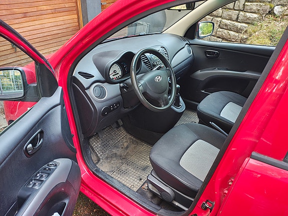 Hyundai i10 2 of 3