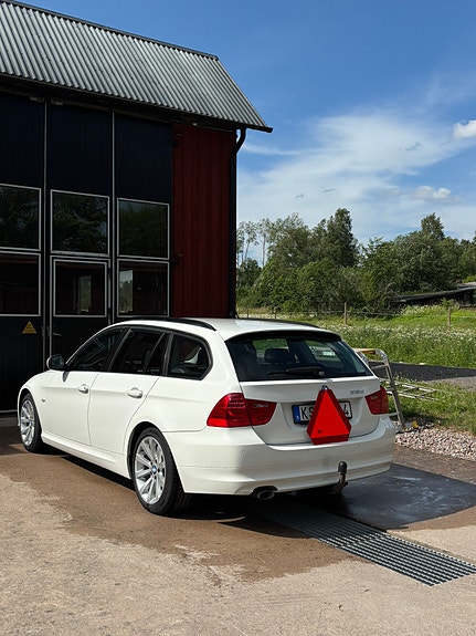 BMW 318d 4 of 5
