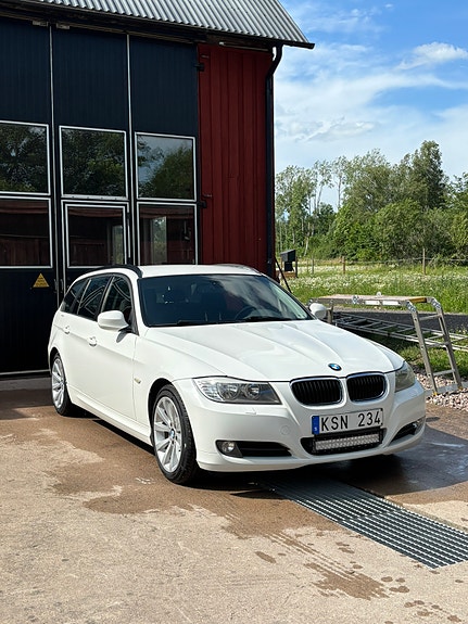 BMW 318d 2 of 5