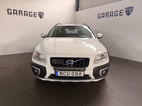 Volvo XC70 2 of 17