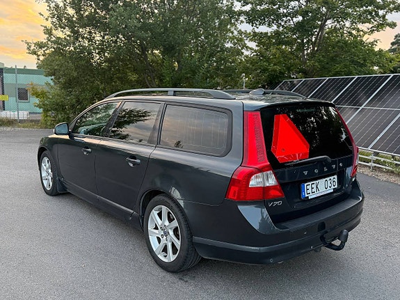Volvo V70 3 of 7