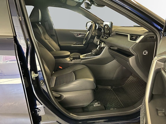 Toyota RAV4 6 of 17