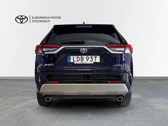 Toyota RAV4 4 of 17