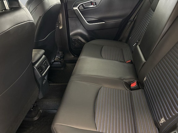 Toyota RAV4 7 of 17