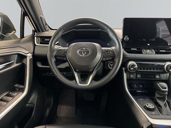 Toyota RAV4 9 of 17