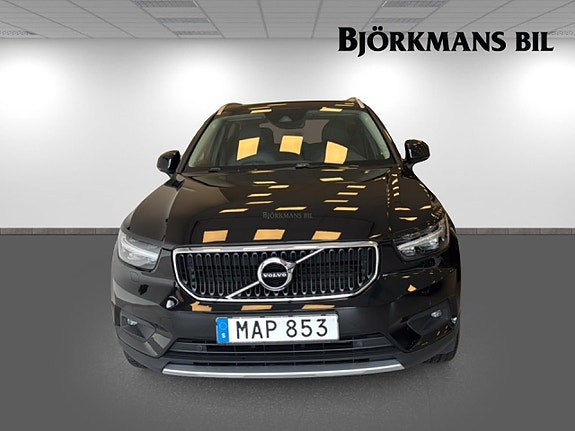 Volvo XC40 2 of 26