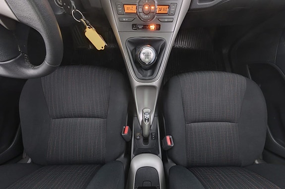 Toyota Auris 15 of 23