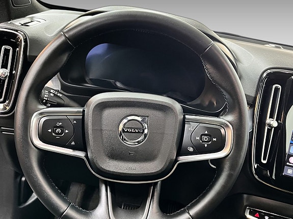Volvo XC40 8 of 11