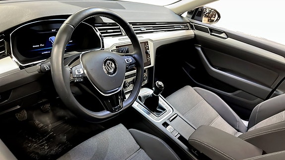 Volkswagen Passat 7 of 12