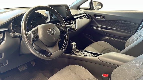 Toyota C-HR 7 of 12