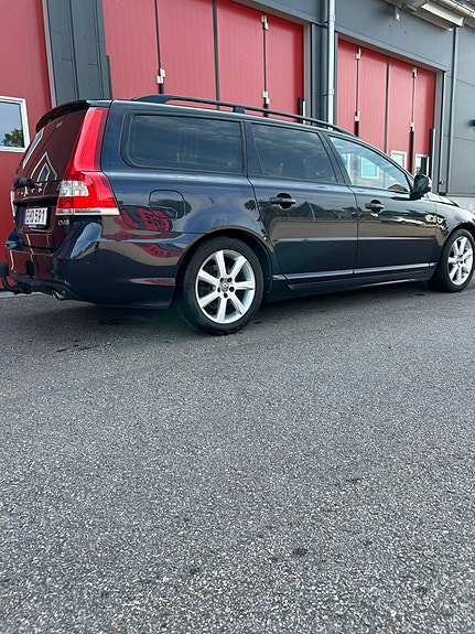 Volvo V70 2 of 7