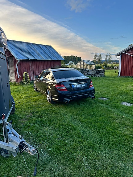 Mercedes-Benz C280 2 of 8