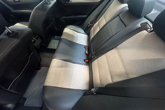 Mercedes-Benz C200 9 of 11