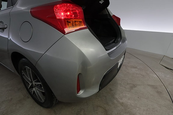 Toyota Auris 7 of 30
