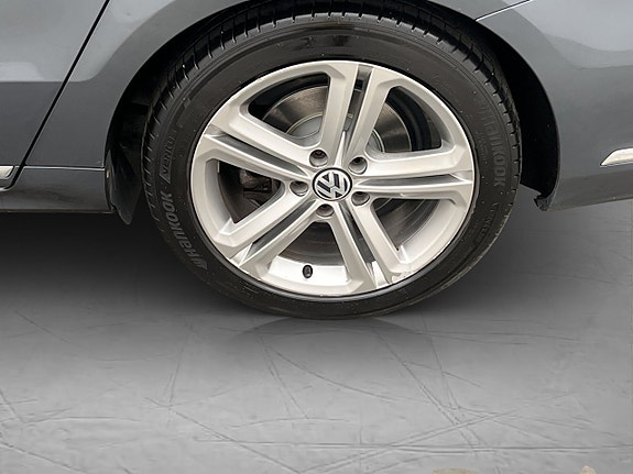 Volkswagen Passat 30 of 30