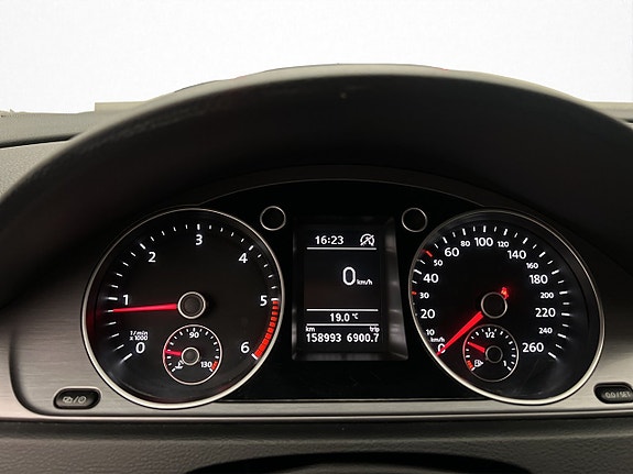 Volkswagen Passat 18 of 30