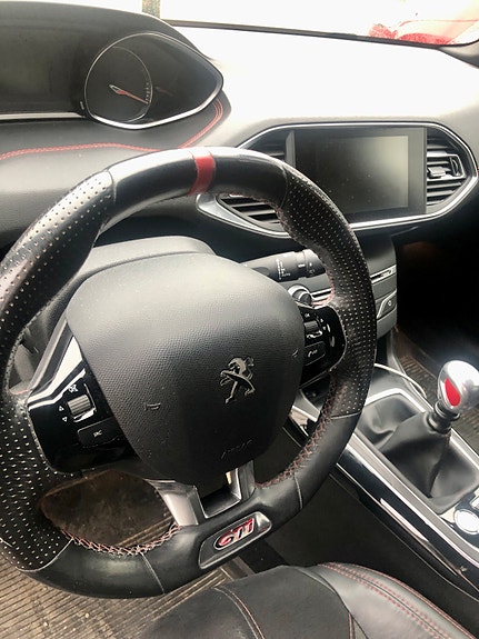 Peugeot 308 2 of 5