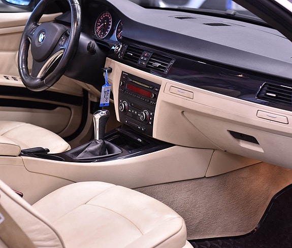 BMW 320i 12 of 13
