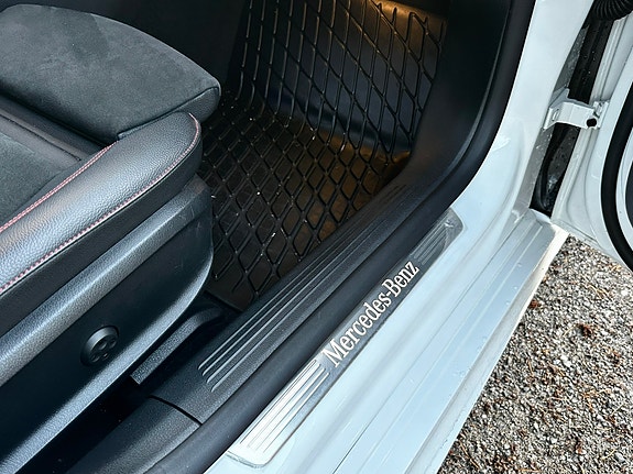 Mercedes-Benz CLA250 e 15 of 17