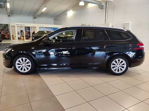 Peugeot 308 SW 2 of 8