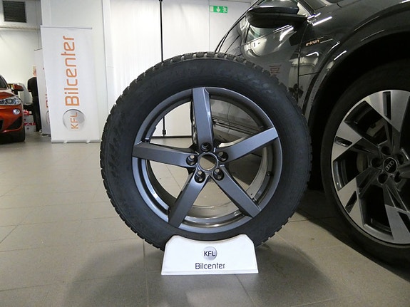 Audi e-tron 2 of 24