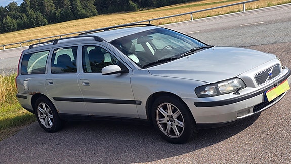 Volvo V70 2 of 8