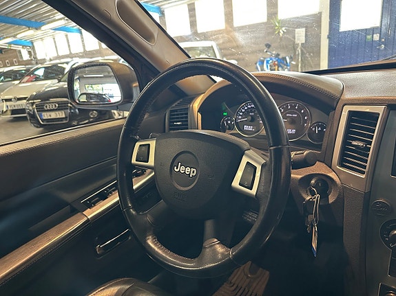 Jeep Grand Cherokee 14 of 25