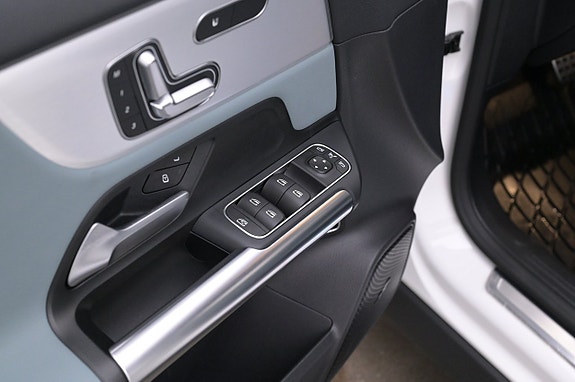 Mercedes-Benz EQA300 12 of 27