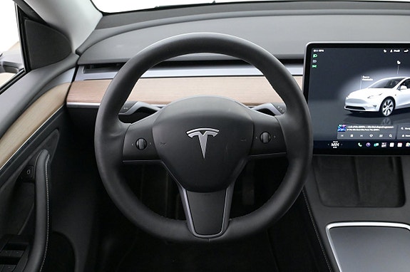 Tesla Model Y 7 of 27