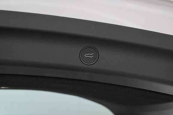 Tesla Model Y 23 of 27
