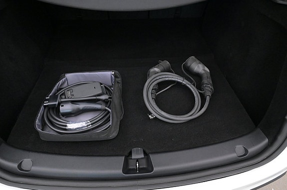 Tesla Model Y 24 of 27