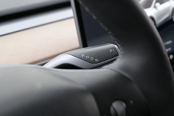 Tesla Model Y 8 of 27