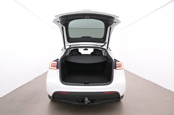 Tesla Model Y 22 of 27