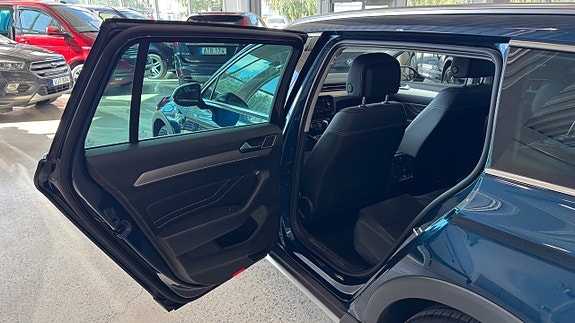 Volkswagen Passat Alltrack 8 of 16