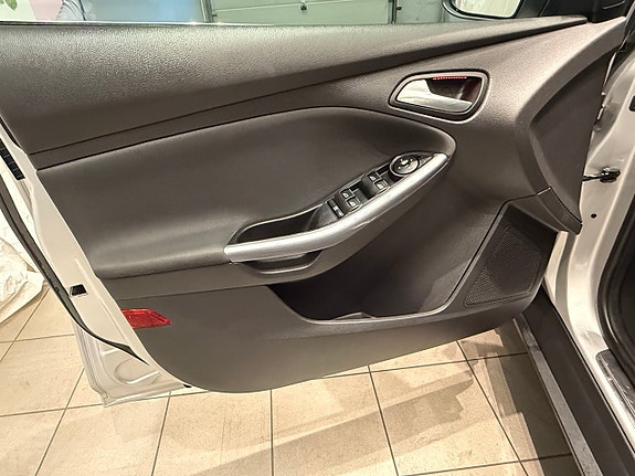 Ford Focus 7 of 12