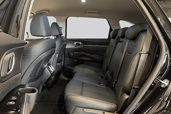 Kia Sorento 9 of 17