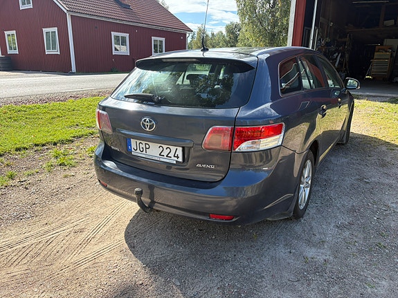 Toyota Avensis 2 of 4