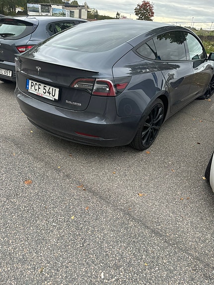 Tesla Model 3 3 of 8