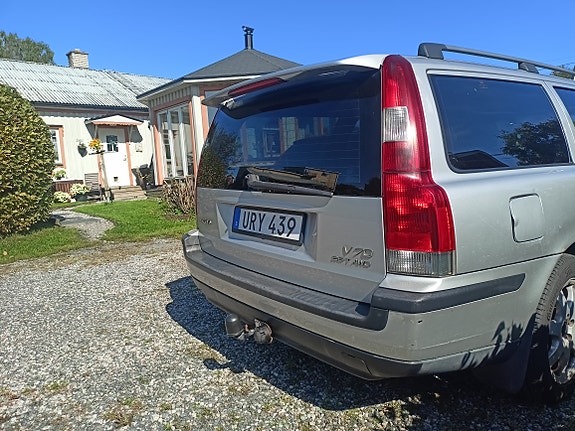 Volvo V70 3 of 9