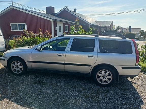 Volvo V70 2 of 9