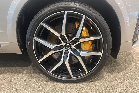 Volvo XC60 2 of 17