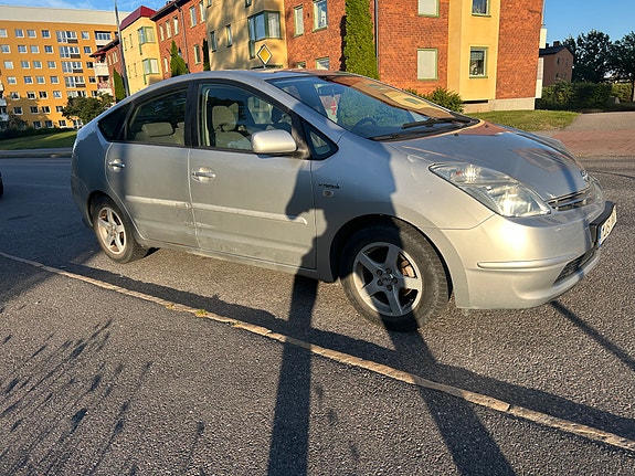 Toyota Prius 2 of 5