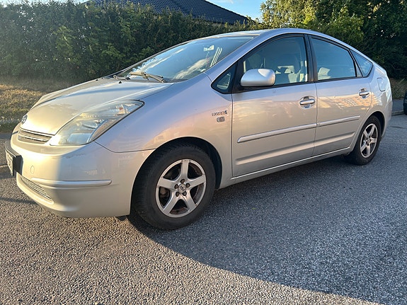 Toyota Prius 4 of 5
