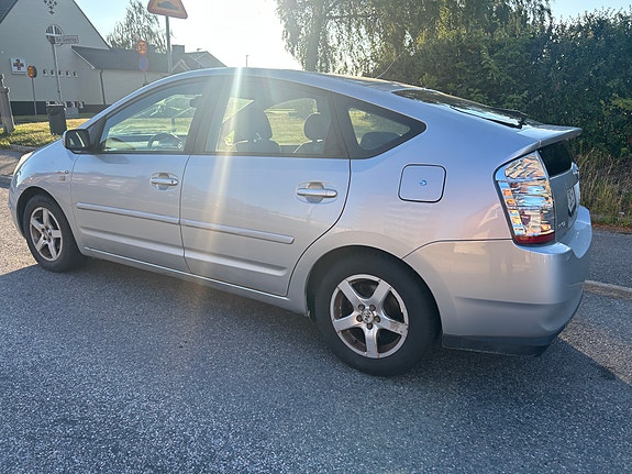 Toyota Prius 3 of 5