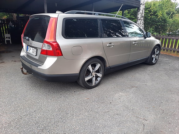 Volvo V70 2 of 5