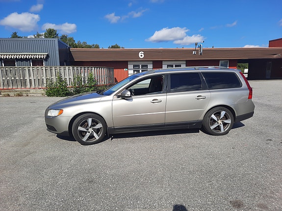 Volvo V70 3 of 5