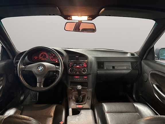 BMW 320i 13 of 22