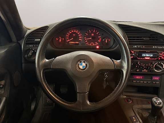 BMW 320i 14 of 22