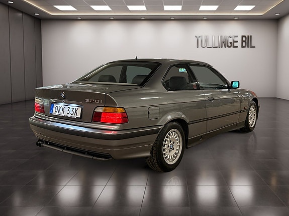 BMW 320i 5 of 22